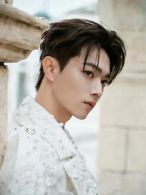 许凯超话栖身星辰,花团簇簇,赴星光之约,与@许凯soso开启迷人多元空间