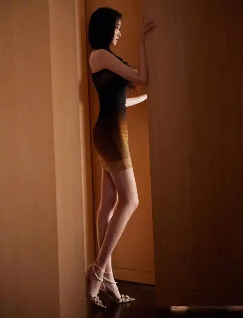 关晓彤穿渐变紧身裙秀名品身材蜜橘妆亮眼