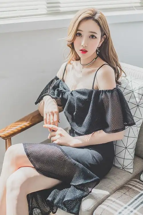 气质美女黑色吊带露肩连衣裙图片