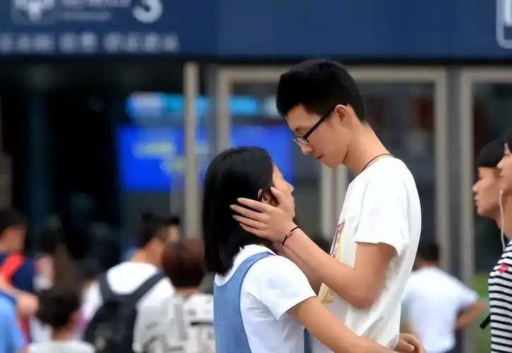 15厘米的身高差是我们常说的最萌身高差,不少男生都希望自己的女朋友