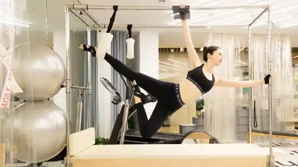 董璇晒普拉提健身照,紧身运动衣秀出好身材,这项运动很流行