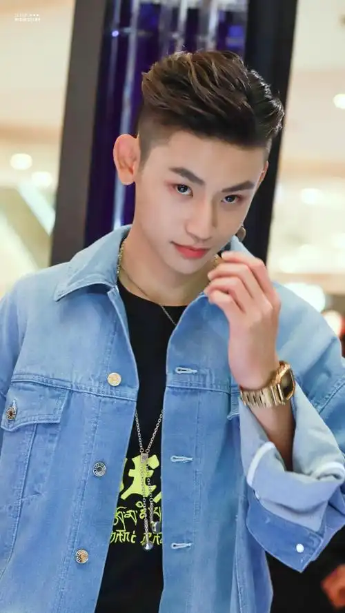 小鬼王琳凯成都品牌活动饭拍今日份一身牛仔外套大背头清爽帅气的