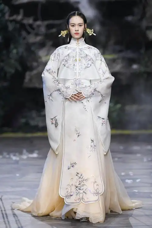 熊英·盖娅传说2022春夏系列"乾坤·方仪"发布会在京举行_中国经济网