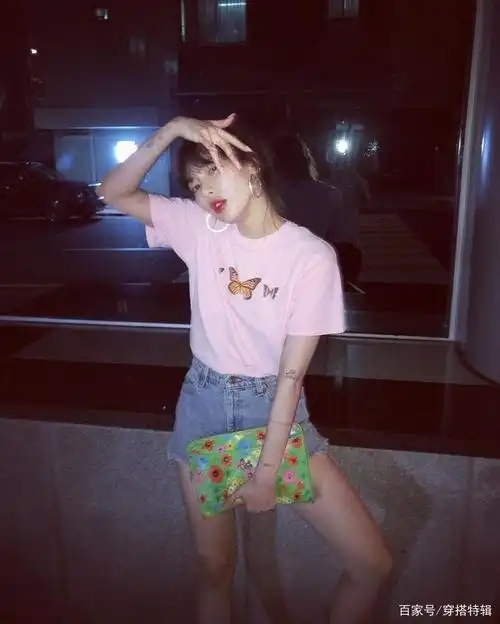 泫雅穿睡衣素颜出镜在便利店门口凹造型 放飞自我状态好