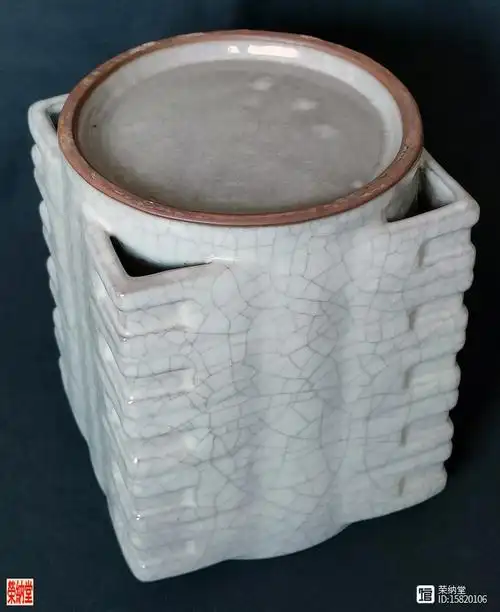 荣纳堂藏宋代官窑月白釉琮式瓶