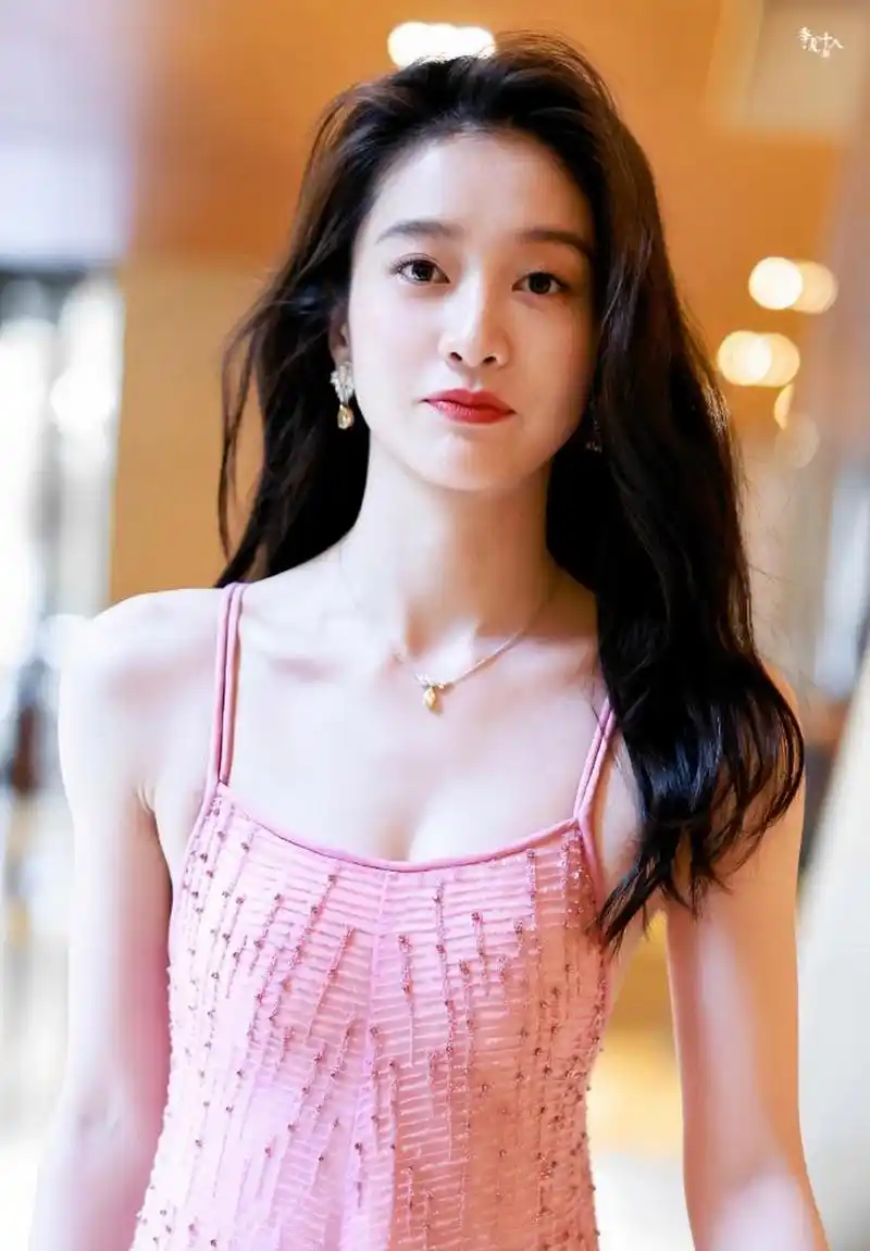 "虎牙小妹"张雪迎吊带粉色花裙好美啊#我们都爱聊八卦# #娱乐# #明星