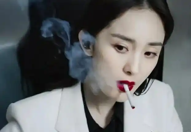女星抽烟有多a,刘亦菲青涩,赵丽颖高贵,看到杨幂:太飒了