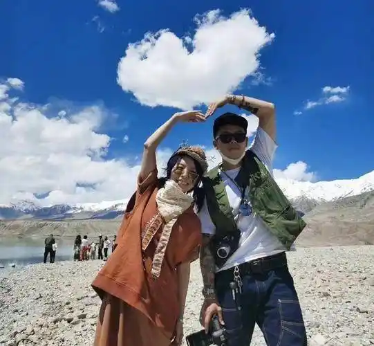 祝愿黄雅莉和王浩可以相伴到老,期待他们一起庆祝相爱的20年,50年.