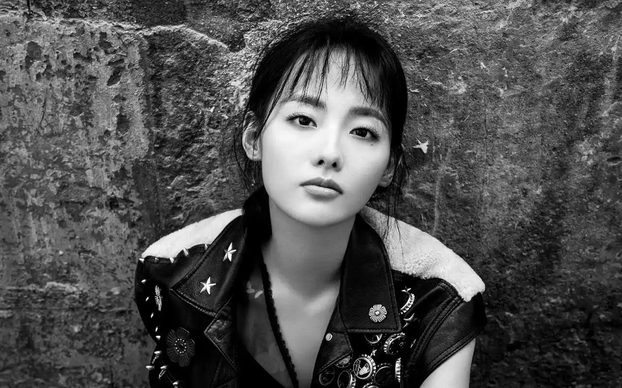 张嘉倪黑白炫酷时尚大片桌面壁纸
