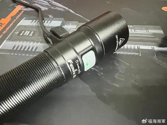 下面说c5强光远射充电手电筒的充电了,在筒头颈部按键开关的背面,有一