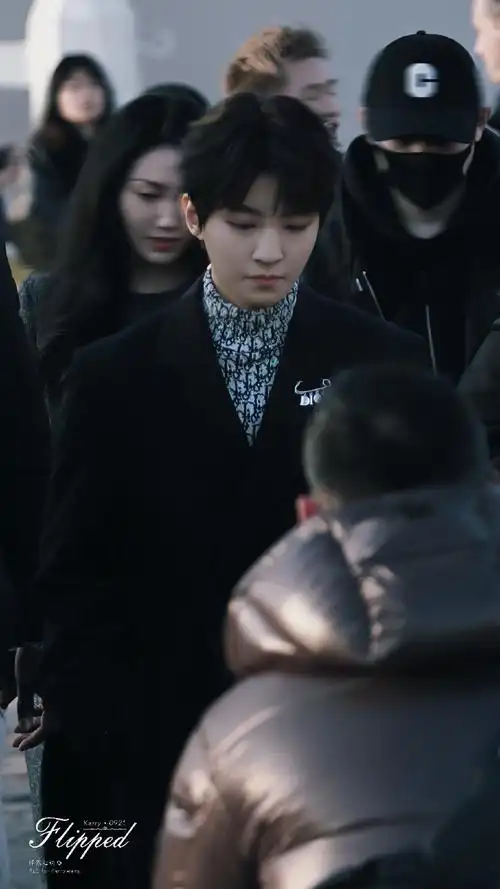 巴黎时装周#    人群中的凯皇,侧颜绝杀@tfboys-王俊凯