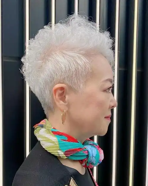 白发大姐,剪款短发带点卷,美翻了