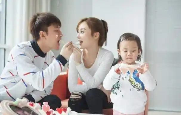 贾乃亮,李小璐晒全家福,炸上热搜:他俩为女儿复合了?_腾讯新闻