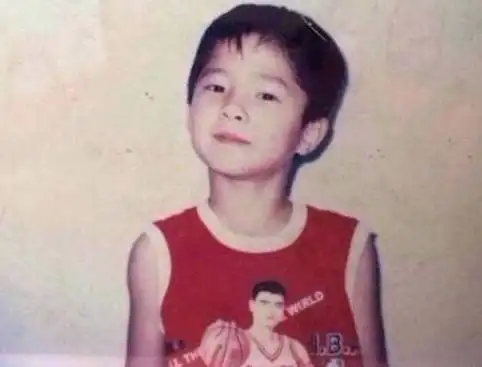 刘昊然小学同学录,却无意中暴露出他小时候的外号,网友:刘胖子