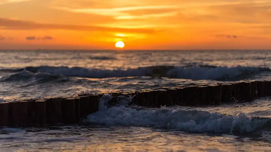 壁纸 海,波浪,水飞溅,日落