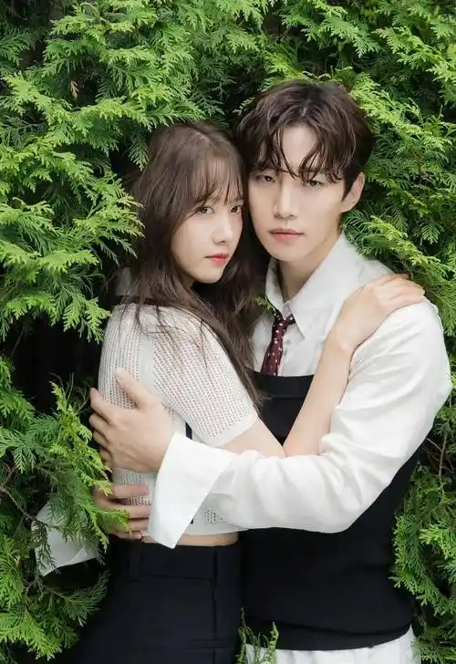 能遮住两个林允儿的完美倒三角身材,更是毫不费力就展示出了男友力