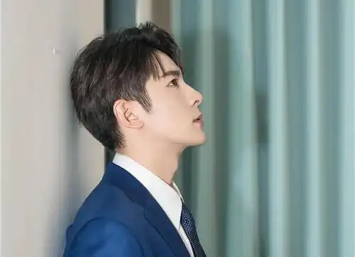 季肖冰又一新剧来袭一袭黑衣帅气值满分角色引人期待