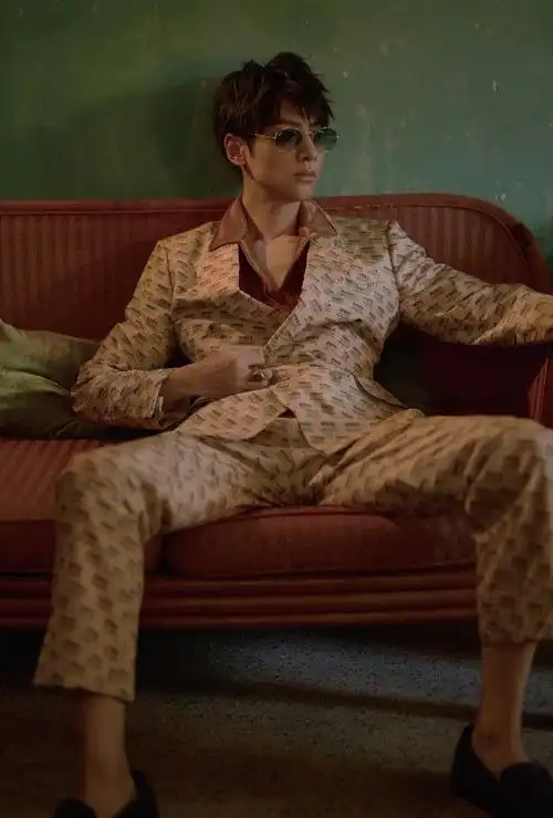 罗云熙晒新写真,自称最喜欢第一张,身穿复古西装像大佬