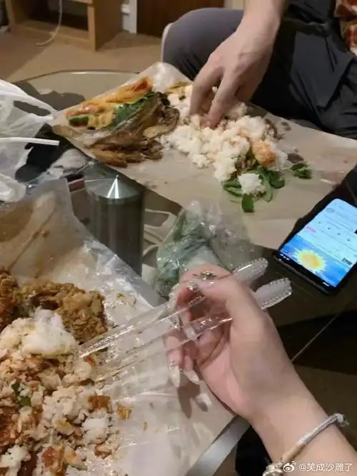 当吃东西没找到筷子时的你