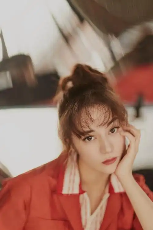 迪丽热巴终于找到了合适的发型三七分短发好清丽让人眼前一亮