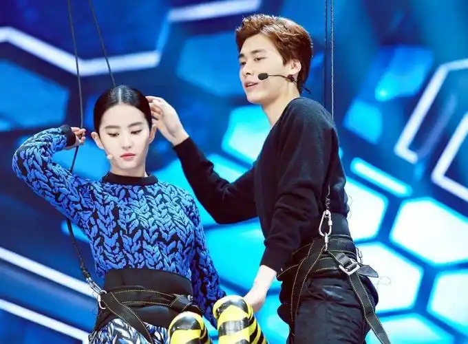 李易峰刘亦菲官宣已领证,年底举行婚礼?_影视聚合站