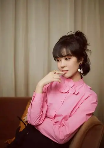 35岁郁可唯少见亮相!粉色小衫搭短裙,满屏就剩一个字:嫩