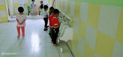 小班的我们上厕所也是一门课程,这也是要老师手把手教,是幼儿学会自理