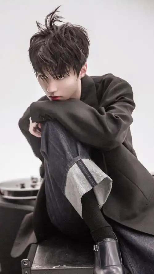 减重最瘦时期的长发王俊凯帅