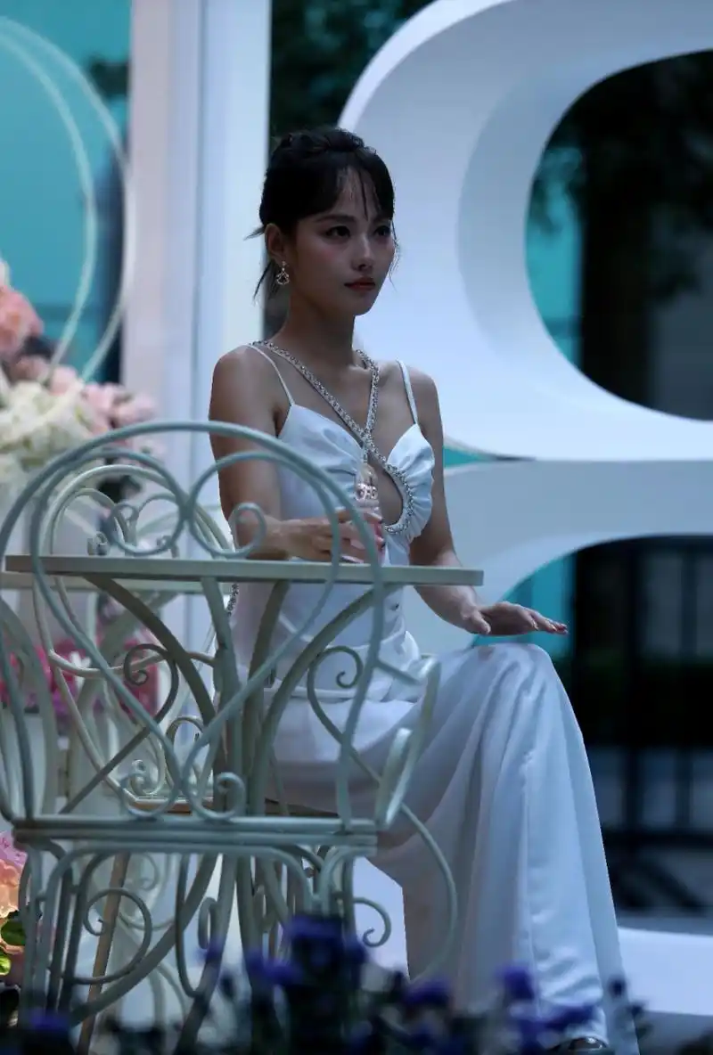 张嘉倪,白色吊带镂空裙,大气性感又可爱