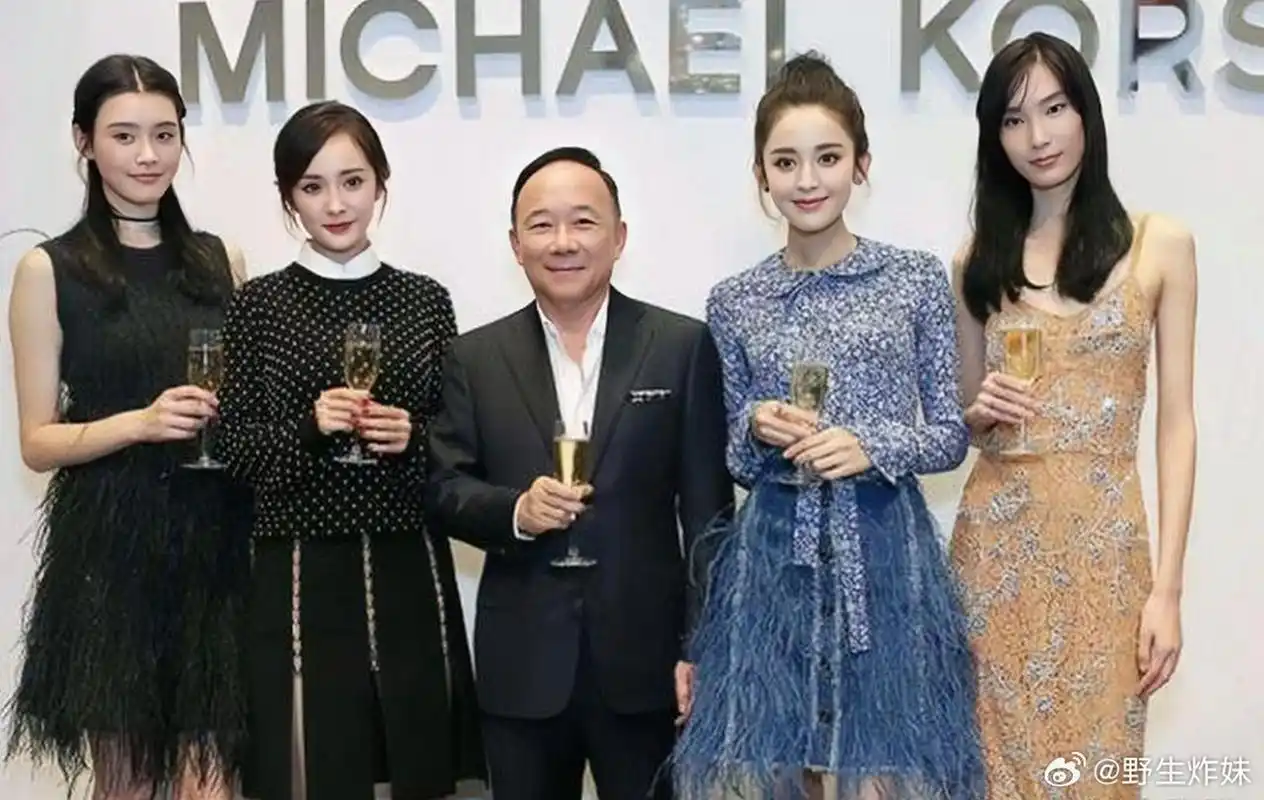 早期杨幂和古力娜扎同框,古力娜扎漂亮啊,第一眼就看到了她