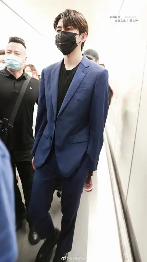 8月24日,蔡徐坤现身上海机场,一身蓝色西服绅士范十足