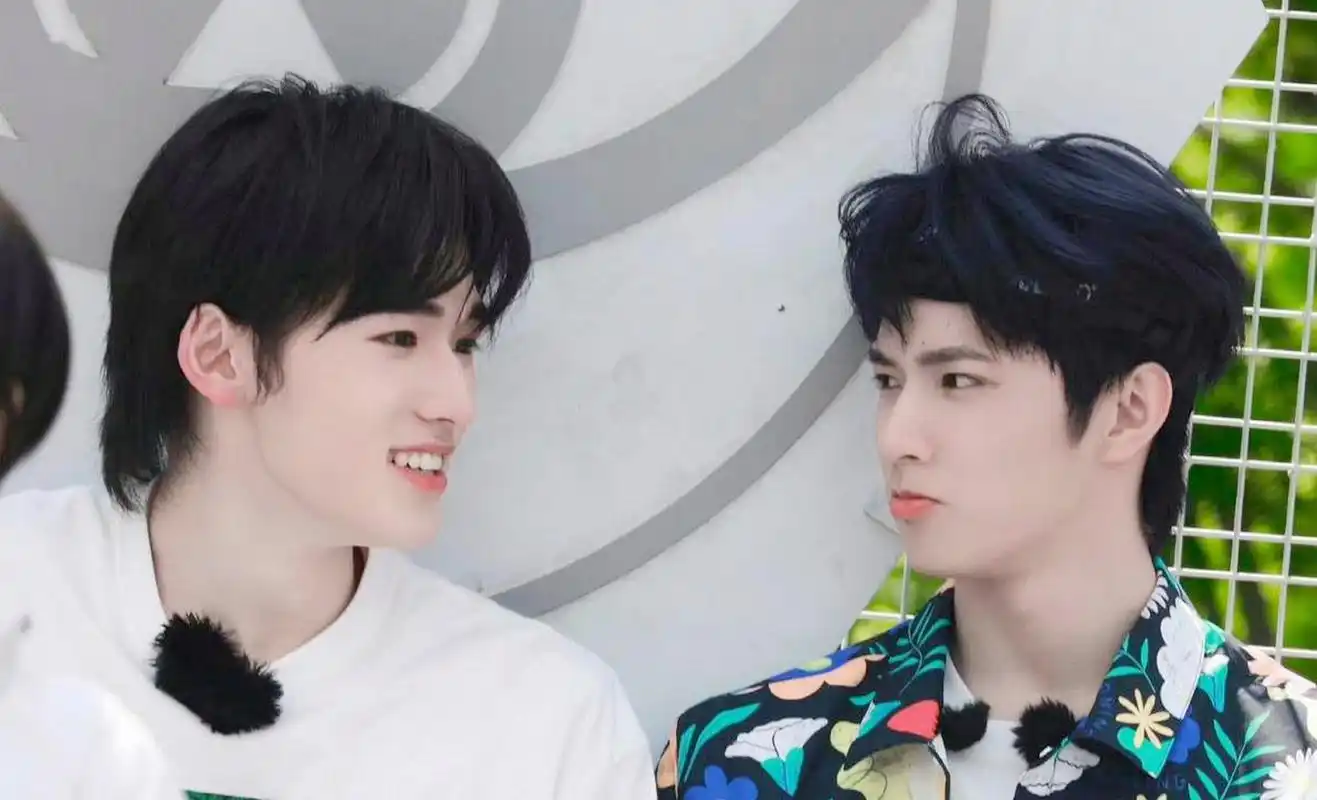 宋亚轩和刘耀文的表情和眼神怎么了!