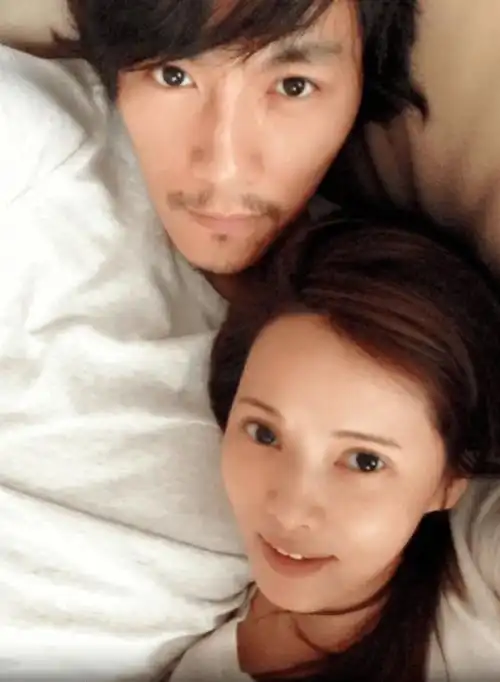 伊能静晒与秦昊八年相爱点滴过情人节,表白老公:你在就是浪漫_一家