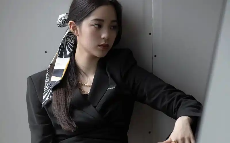 欧阳娜娜黑西装酷美高清桌面壁纸