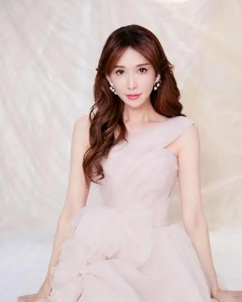 日本媳妇林志玲真会穿一袭蕾丝连衣裙高贵优雅时髦洋气