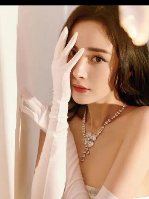 杨幂穿两截式白色礼服裙长发披肩优雅迷人q