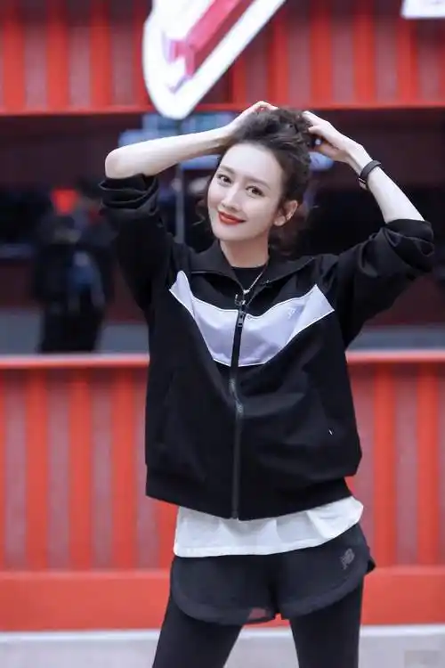 王鸥近况曝光,钟情这个发型,生活里的她反差有点大?_休闲_头发_气质