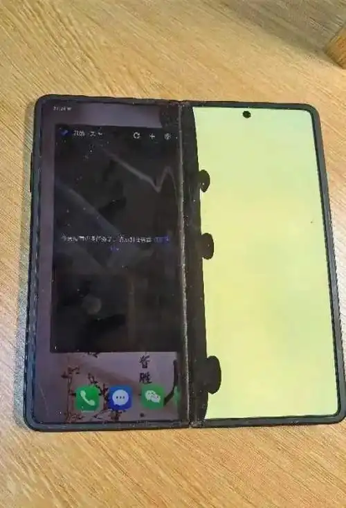 vs2折叠屏手机使用1个月左右出现了转轴弹出无法展开,内屏漏液的情况