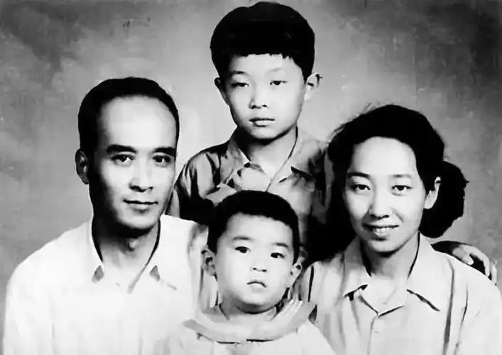 当所有人都在骂苏大强,我想起了这位父亲