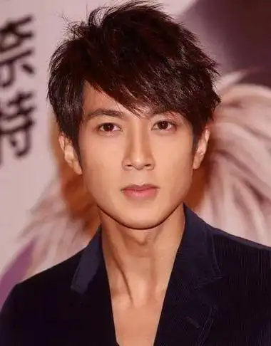 诞生璀璨的吴尊:1979年,这位来自文莱的多才艺人——吴尊,在台湾演艺