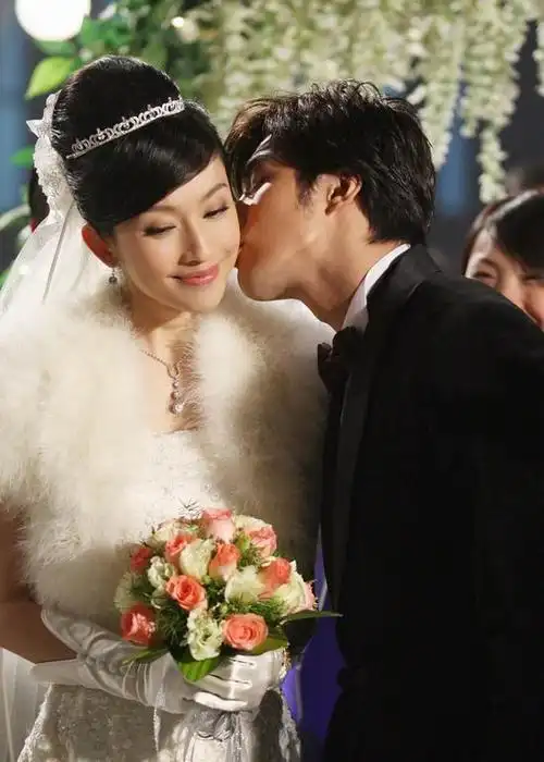 7日,贺军翔和张俪首次进组,一见面就是拍摄两人结婚的浪漫镜头