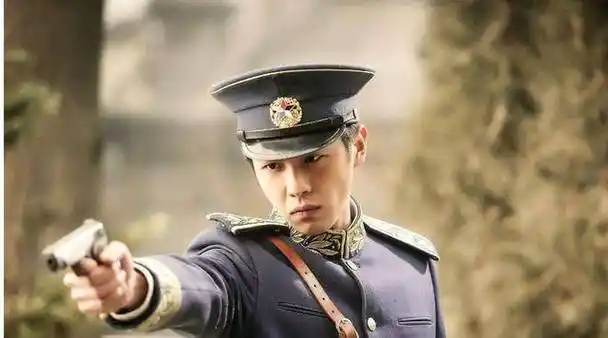 老少,都相继模仿军阀的身姿,但也确实是衣服衬人,有了那套军装的加持