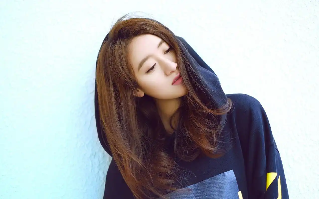 袁冰妍长发飘逸自然清新写真图片桌面壁纸