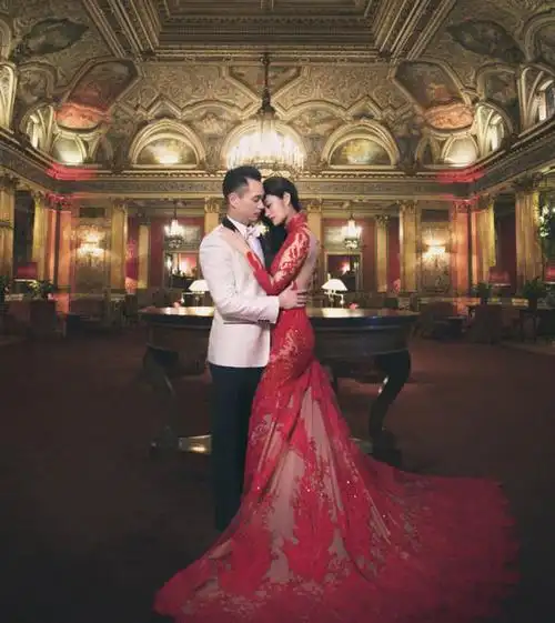 安以轩婚礼现场照曝光 图揭安以轩手拿黄花微笑迎宾(3)