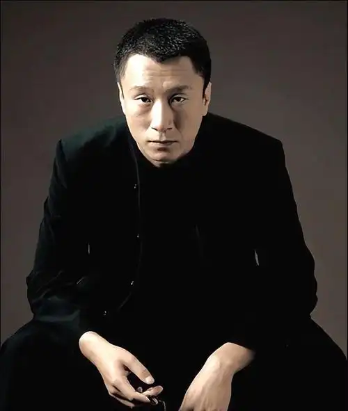 其实孙红雷的脸不用想都知道不适合古装,大脸盘子小眼睛,甚至称不上"