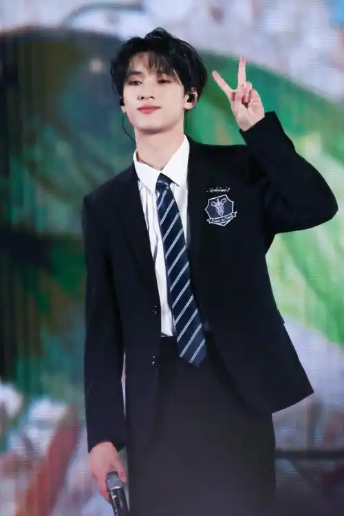 撒##严浩翔演唱会跟粉丝唠了五块钱的##严浩翔用rap串联所有自己的歌