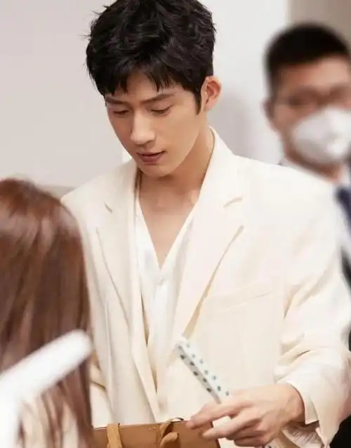 这部作品中,演员们的演技直线上升,表现出色,这绝对不是井柏然这次给