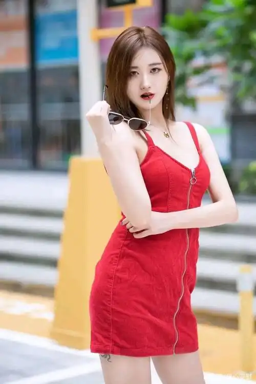 红色连衣裙小姐姐