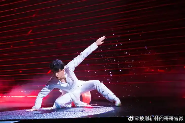 这个"军艺校草"火了!八块腹肌低音炮,又仙又美比小鲜肉强!