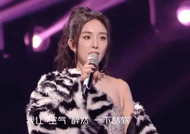 杨幂跨年晚会颜值能打,小奶音拿捏少女感,眼睛里的星星回来了_问题